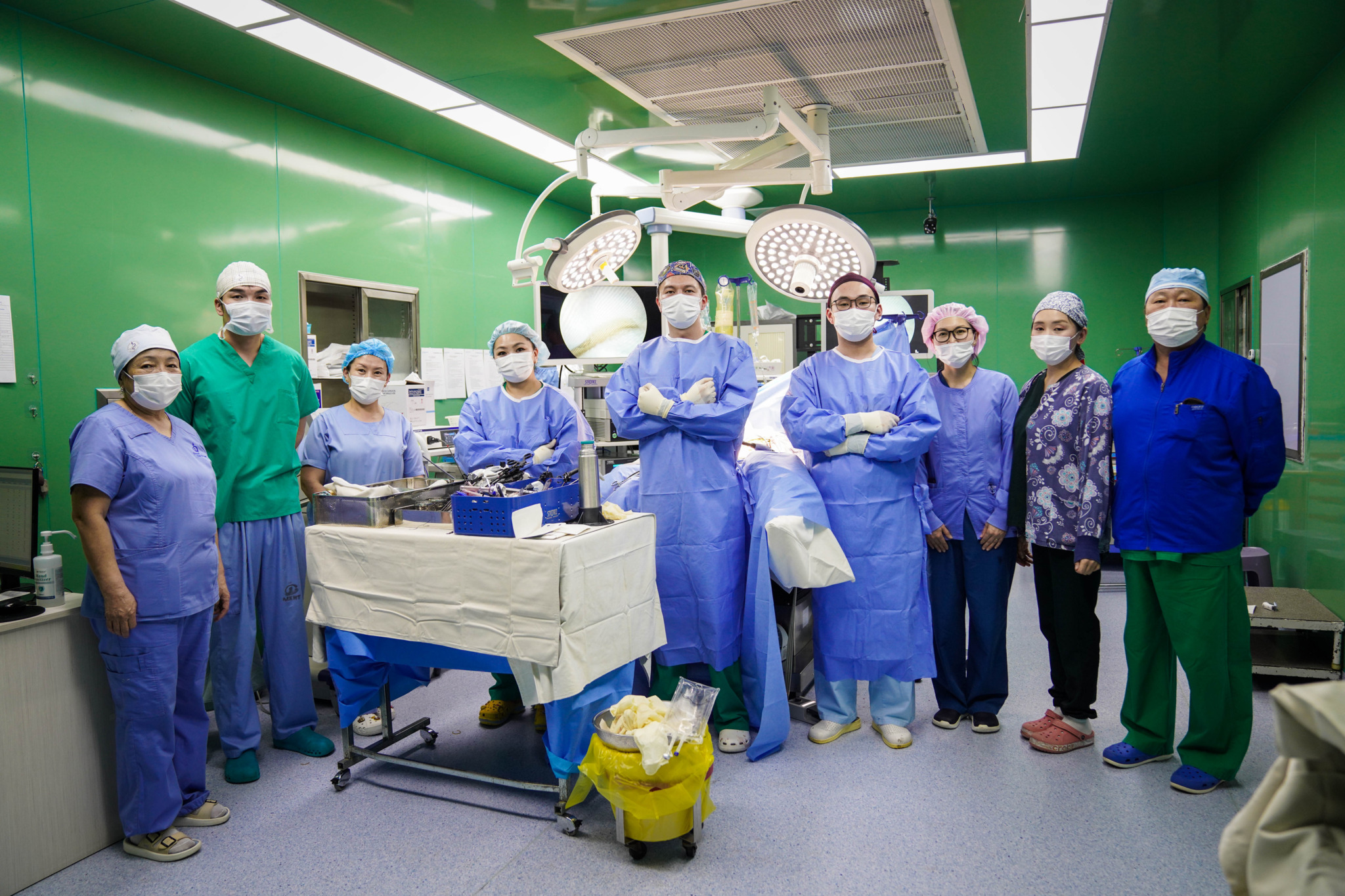 Улсын Нэгдүгээр Төв эмнэлгийн Элэг шилжүүлэн суулгах баг  дурангийн аргаар донорын  элэг тайрах мэс заслыг  Монгол Улсад анх удаа бие даан хийлээ